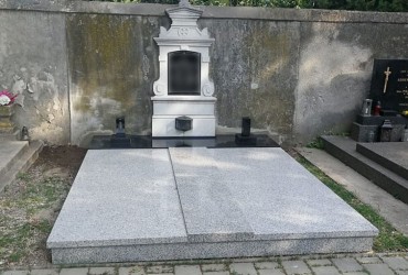 Rekonštrukcia masívneho dvojhrob s pôvodným pomníkom