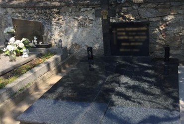 Dvojhrob z prírodného kameňa tmavej kresby
