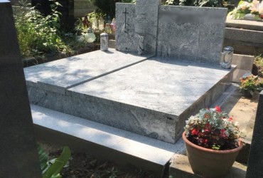 Dvojhrob zo žuly Viscont White v Slávičom údolí