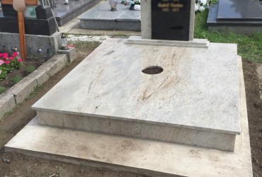Dvojhrob z prírodnej žuly Kashmire White vo Svätom Juri