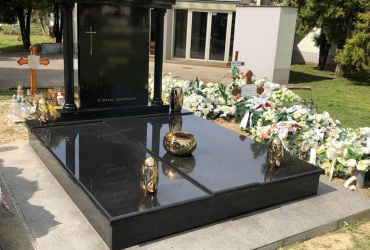 Čierny masívny dvojhrob realizovaný pri Trnave