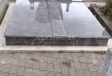 Dvojhrob zmontovaný vo Svätom Juri