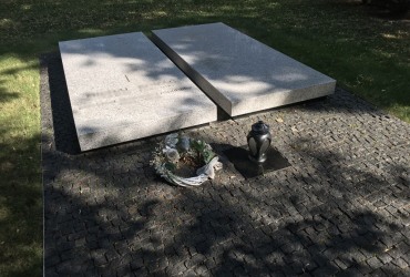 Dvojhrob z bielej žuly v Ondrejskom cintoríne