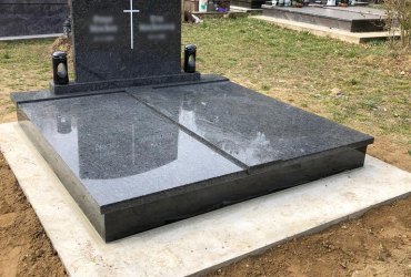 Dvojhrob z tmavej zrnitej žuly