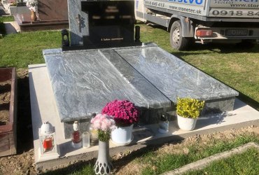 Dvojhrob zo žuly zelenkavo-šedej kresby