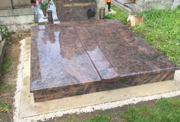 Dvojhrob z prírodného kameňa červenej kresby