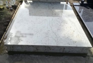Masívny dvojhrob zo žuly Ivory Cream v Malackách