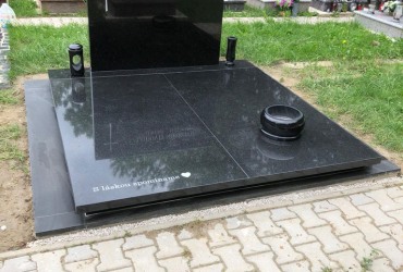 Atypický dvojhrob v Ružinove - žula Star Galaxy