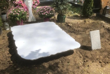 Hrob z bieleho umelého kameňa