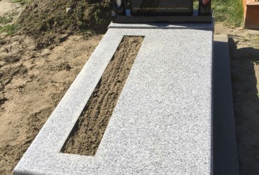 Jednohrob zo žuly Bianco Tarn