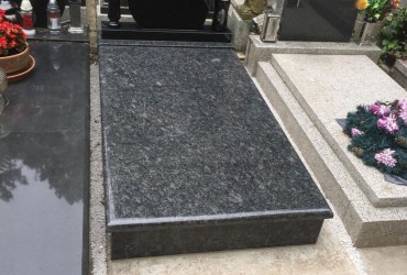 Jednohrob z prírodného sivého kameňa Steel Grey