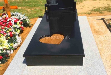 Jednohrob s ručne kresleným ježišom zo žuly Absolute Black