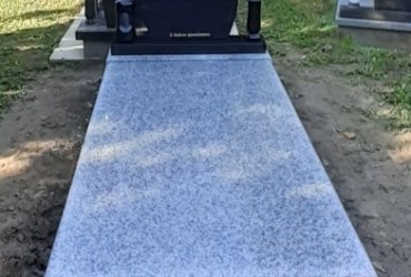 jednohrob-bianco-tarn-a-absolute-black