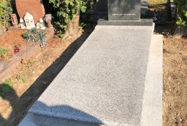 Jednohrob zo žuly Bianco Tarn s pôvodným pomníkom