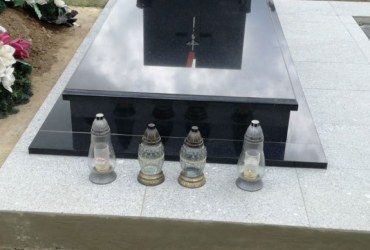 Jednohrob VP Black zostrojeny z troch pomníkov