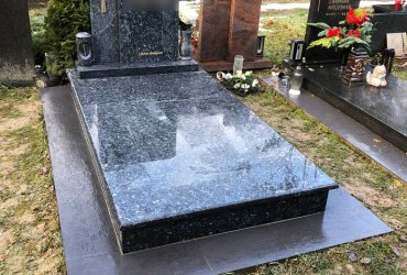jednohrob z modrej ligotavej žuly Labrador Blue Pearl