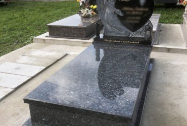 Jednohrob s pomníkom v tvare anjelika držiaci srdiečko