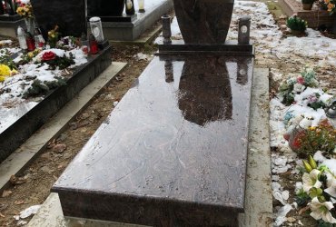 Jednohrob z prírodného kameňa hnedkastej kresby Paradiso Classico realizovaný v Bratislave