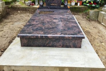 Jednohrob z tmavo-červenej žuly