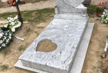 Jednohrob zo šedej žuly a pomníkom v tvare srdiečku rezaný na mieru
