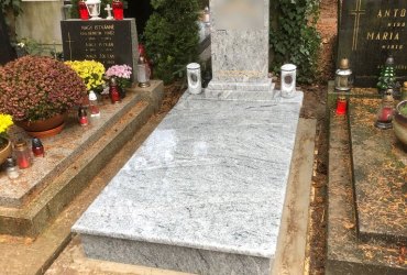 Jednohrob z bledo sivého prírodného kameňa Viscon White
