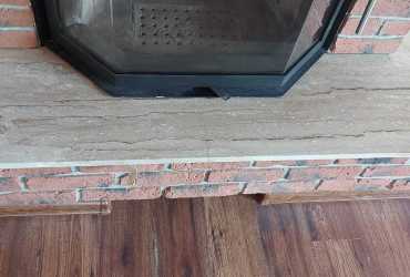 Detail mramorového obkladu krbu hnedej farby