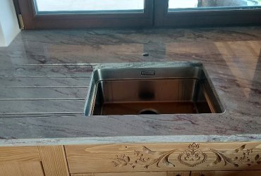 Detail umývadla s odkvapovými drážkami