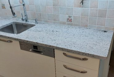Biela pracovná doska z prírodnej žuly