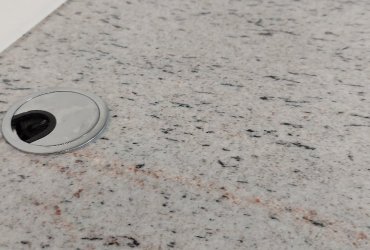 Detail otvoru - Biela kuchynská pracovná doska realizovaná pri Senici
