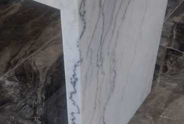 Detail ostrovčeka z prírodného kameňa