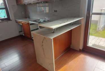Kuchyňa s barovým pultom z prírodného quartzitu - White Quartzite