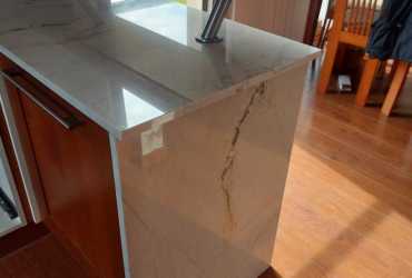 Kuchyňa s barovým pultom z prírodného quartzitu - White Quartzite 2