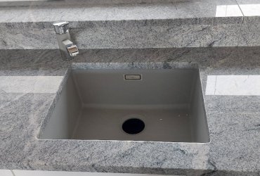 Kuchynská pracovná doska zo šedej žuly Viscon White 2