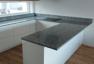 Kuchynská pracovná doska zo šedej žuly Viscon White