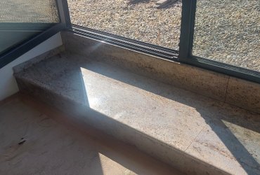 Parapet z prírodnej žuly Ivory