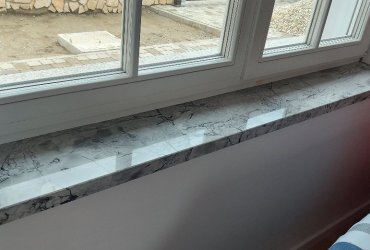 Parapet z prírodného mramora
