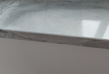 Parapet z prírodného mramora