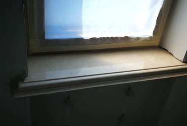 Parapet z prírodného mramora