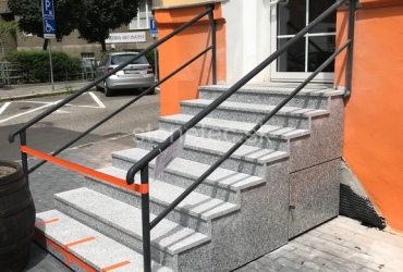Exteriérové protišmykové schody zo žuly Bianco Tarn