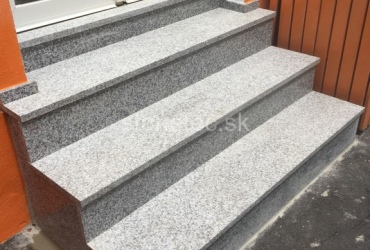 Exteriérové protišmykové schody z prírodného kameňa Bianco Tarn