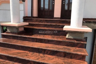 Exteriérové schody z prírodného červeného kameňa