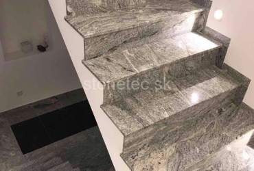 Interiérové schody z prírodnej šedej žuly