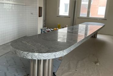 Veľkometrážny stôl z prírodného kameňa, v Bratislave
