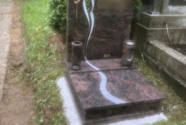 Urnový atypický hrob s pomníkom z materiálu Aurora
