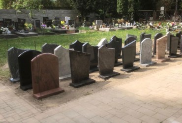 Štyridsať urnových pomníkov zo žuly