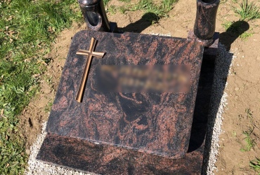 Červený urnový hrob z prírodného kameňa