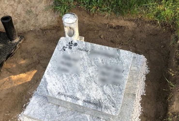 Šedý urnový hrob z prírodného kameňa