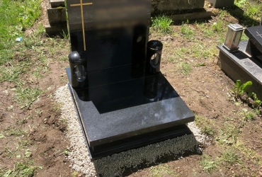Urnový hrob z čiernej žuly