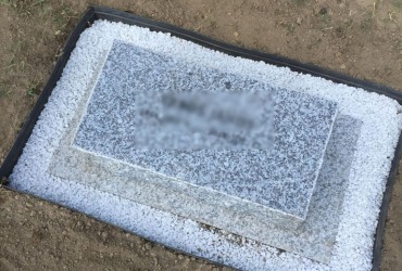 Urnový hrob z masívneho prvku realizovať v Maďarsku pri Balatone