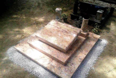 Urnový hrob s epitafnou doskou zo žuly Shiwakashi